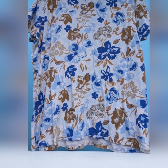 Croft & Barrow Essential Crewneck Tee
Color Blue Exploded Floral Size: LARGE EUC - Picture 5 of 8